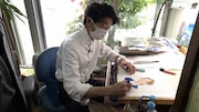 亀梨和也の似顔絵を描くわたせせいぞう。(写真提供:NHK)