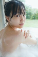 人気画像1位は「乃木坂46賀喜遥香『まっさら』未収録の泡風呂カット公開」より、乃木坂46賀喜遥香1stソロ写真集「まっさら」封入特典ポストカードデザイン第6弾。（撮影：菊地泰久）