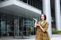 本社ビルの前にやって来たのっちさん。