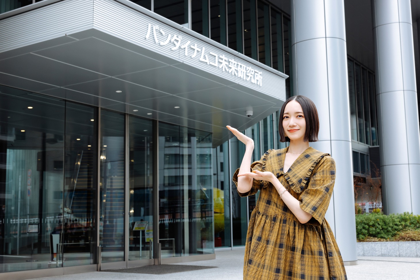 本社ビルの前にやって来たのっちさん。