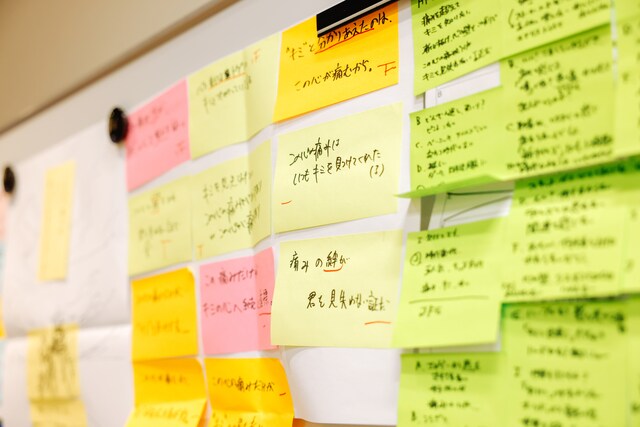 たくさんのキャッチコピー案が書き込まれた付箋。