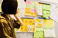 キャッチフレーズ会議で使われた付箋。右上の白い紙に「○」や「△」などの評価が書き込まれてある。