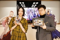 左からのっちさん、富澤祐介さん。富澤さんが手にしているのは私物の「Perfume Clips」。