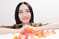 色とりどりのグミとのっちさん。