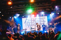 「1st Live Tour "健回 chapter #1 -未来-"」東京・新宿BLAZE公演の様子。