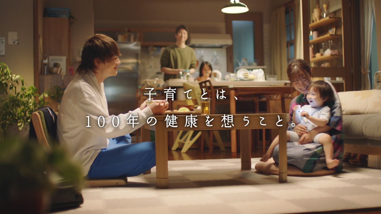 BabySmileブランドCM「100年の健康を想う編」のワンシーン。