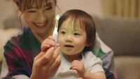 BabySmileブランドCM「100年の健康を想う編」のワンシーン。