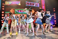 虹のコンキスタドール「全国美味いもの征服ツアー2022」初日公演の様子。