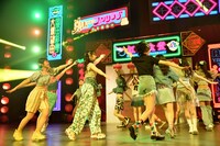 虹のコンキスタドール「全国美味いもの征服ツアー2022」初日公演の様子。