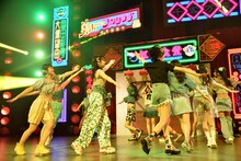 虹のコンキスタドール「全国美味いもの征服ツアー2022」初日公演の様子。