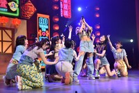 虹のコンキスタドール「全国美味いもの征服ツアー2022」初日公演の様子。