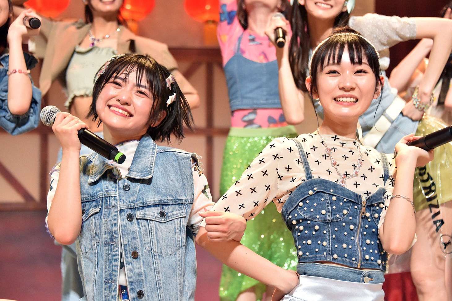 左から岡田彩夢、⽯原愛梨沙。