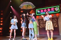 虹のコンキスタドール「全国美味いもの征服ツアー2022」初日公演の様子。