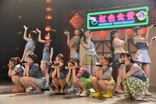 虹のコンキスタドール「全国美味いもの征服ツアー2022」初日公演の様子。