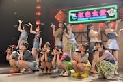 虹のコンキスタドール「全国美味いもの征服ツアー2022」初日公演の様子。