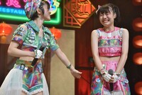 感極まる的場華鈴（右）を優しく鼓舞する岡田彩夢（左）。