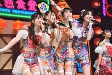 虹のコンキスタドール「全国美味いもの征服ツアー2022」初日公演の様子。