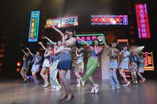 虹のコンキスタドール「全国美味いもの征服ツアー2022」初日公演の様子。