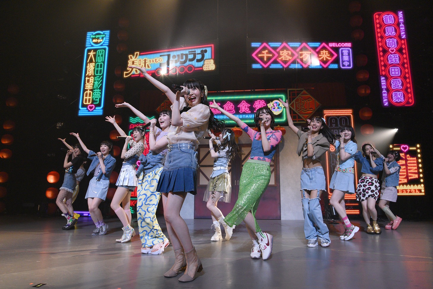 虹のコンキスタドール「全国美味いもの征服ツアー2022」初日公演の様子。