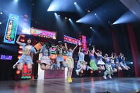 虹のコンキスタドール「全国美味いもの征服ツアー2022」初日公演の様子。