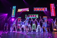 虹のコンキスタドール「全国美味いもの征服ツアー2022」初日公演の様子。