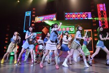 虹のコンキスタドール「全国美味いもの征服ツアー2022」初日公演の様子。