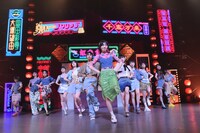 虹のコンキスタドール「全国美味いもの征服ツアー2022」初日公演の様子。