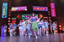 虹のコンキスタドール「全国美味いもの征服ツアー2022」初日公演の様子。