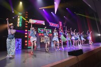 虹のコンキスタドール「全国美味いもの征服ツアー2022」初日公演の様子。