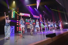 虹のコンキスタドール「全国美味いもの征服ツアー2022」初日公演の様子。