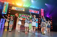 虹のコンキスタドール「全国美味いもの征服ツアー2022」初日公演の様子。