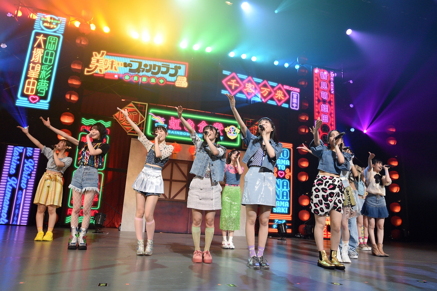 虹のコンキスタドール「全国美味いもの征服ツアー2022」初日公演の様子。