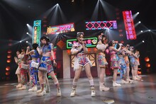 虹のコンキスタドール「全国美味いもの征服ツアー2022」初日公演の様子。