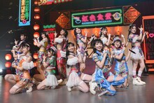 虹のコンキスタドール「全国美味いもの征服ツアー2022」初日公演の様子。