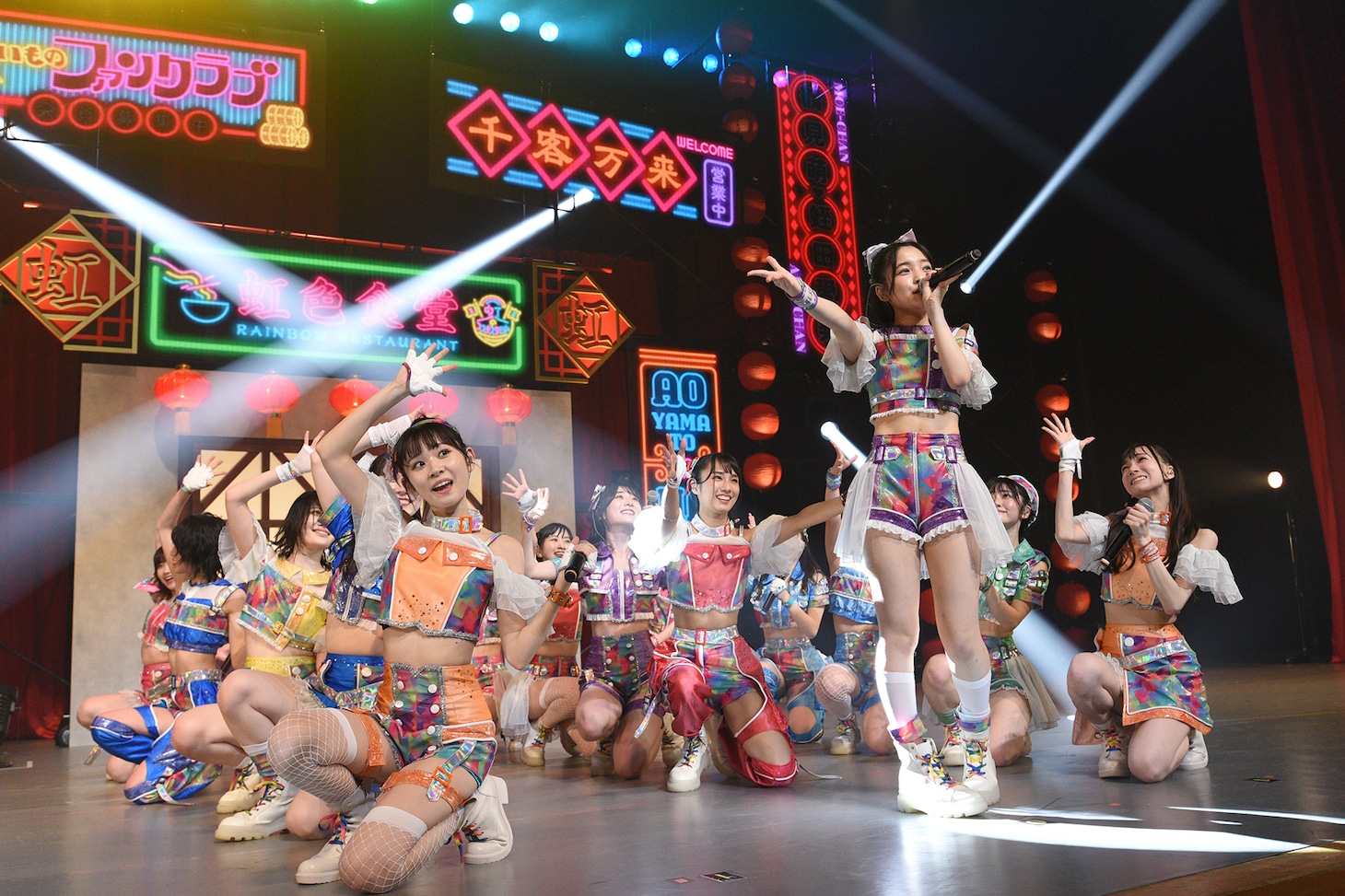 虹のコンキスタドール「全国美味いもの征服ツアー2022」初日公演の様子。