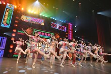 虹のコンキスタドール「全国美味いもの征服ツアー2022」初日公演の様子。