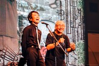 左から祖堅正慶（G, Vo）、植松伸夫。