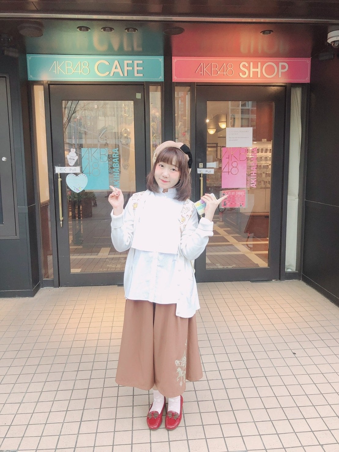「AKB48カフェ＆ショップ秋葉原」を訪れたときのヒカリンさん。