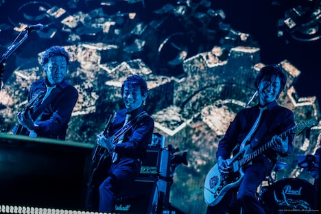 左からイワイエイキチ（Ｂ）、祖堅正慶（G, Vo）、GUNN（G）。