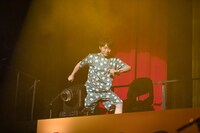 眉村ちあき「CHIAKI MAYUMURA Tour "ima"」東京・Zepp Haneda（TOKYO）公演にサプライズで登場した堂島孝平。