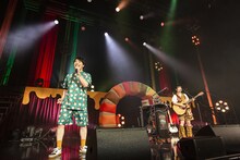 「フリースタイルハンドメイド」を歌う堂島孝平（左）、眉村ちあき（右）。