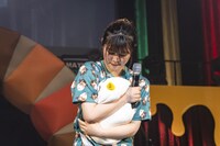 「ちみも」のぬいぐるみを抱きしめる眉村ちあき。