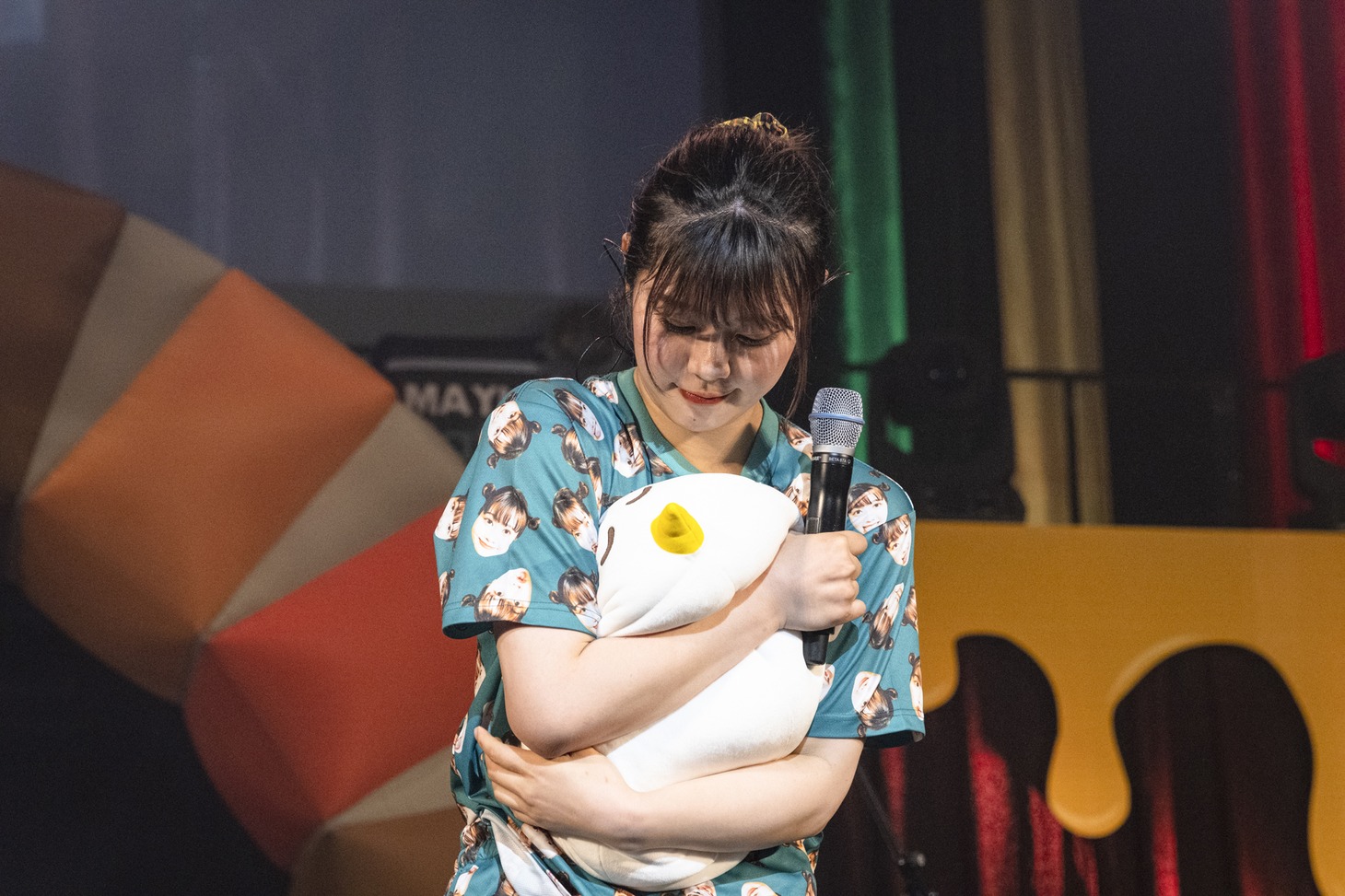 「ちみも」のぬいぐるみを抱きしめる眉村ちあき。