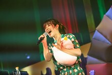 新曲「マルコッパ」を歌う眉村ちあき。