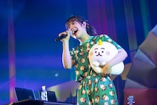 新曲「マルコッパ」を歌う眉村ちあき。