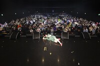 眉村ちあき「CHIAKI MAYUMURA Tour "ima"」東京・Zepp Haneda（TOKYO）公演で撮影された記念写真。