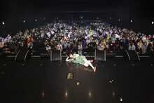 眉村ちあき「CHIAKI MAYUMURA Tour "ima"」東京・Zepp Haneda（TOKYO）公演で撮影された記念写真。