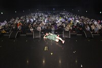眉村ちあき「CHIAKI MAYUMURA Tour "ima"」東京・Zepp Haneda（TOKYO）公演で撮影された記念写真。