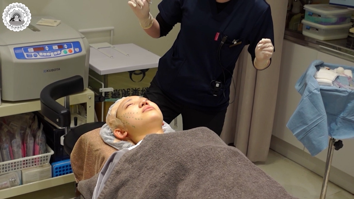 大桃子サンライズの美容整形施術に密着した動画より。
