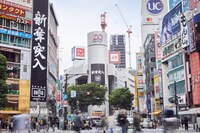 東京・渋谷に掲出されているBMSGのポスター。